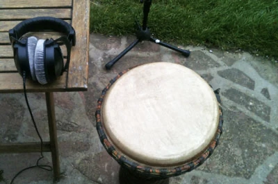Djembe: Hand flat in the center