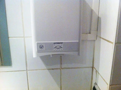 Electric hand dryer