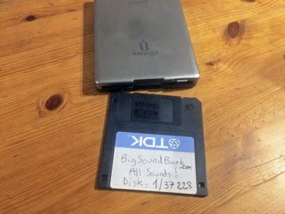 Floppy disk (3.5"), reading