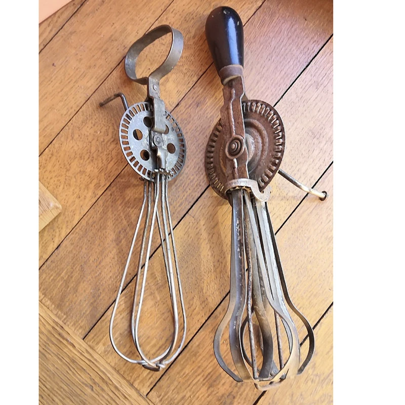 Hand-cranked mixer